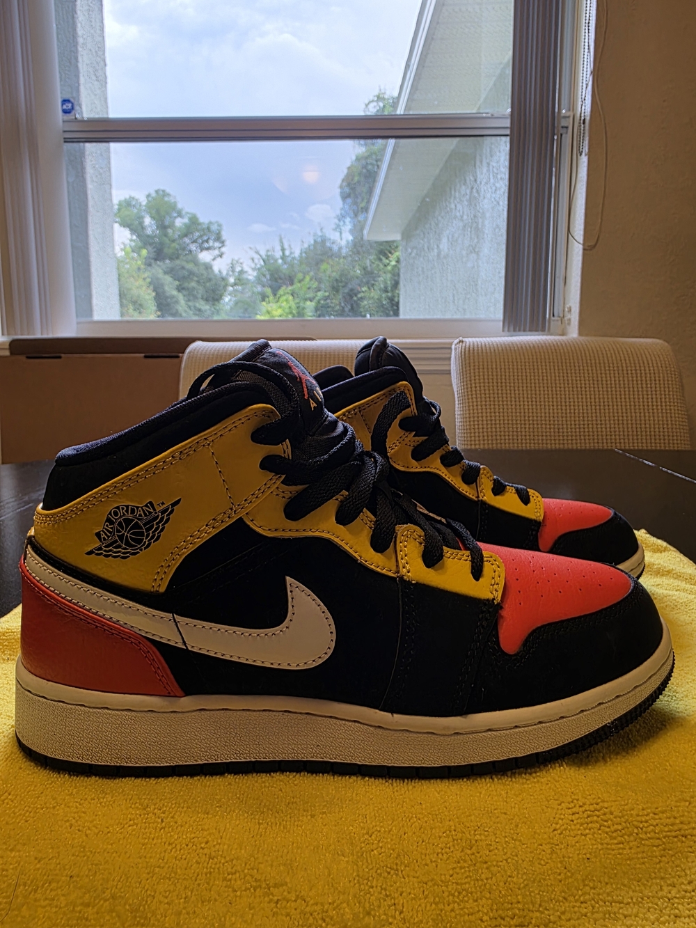 Size 6 Youth Boys Air Jordan 1 SE Mid Orange Armadillo Yellow Very Nice Conditio